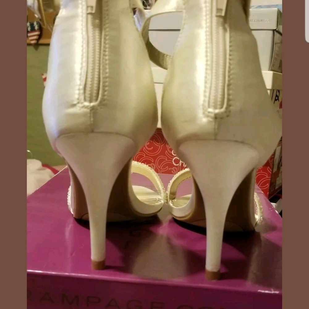 Shoes - Picture 4 of 8